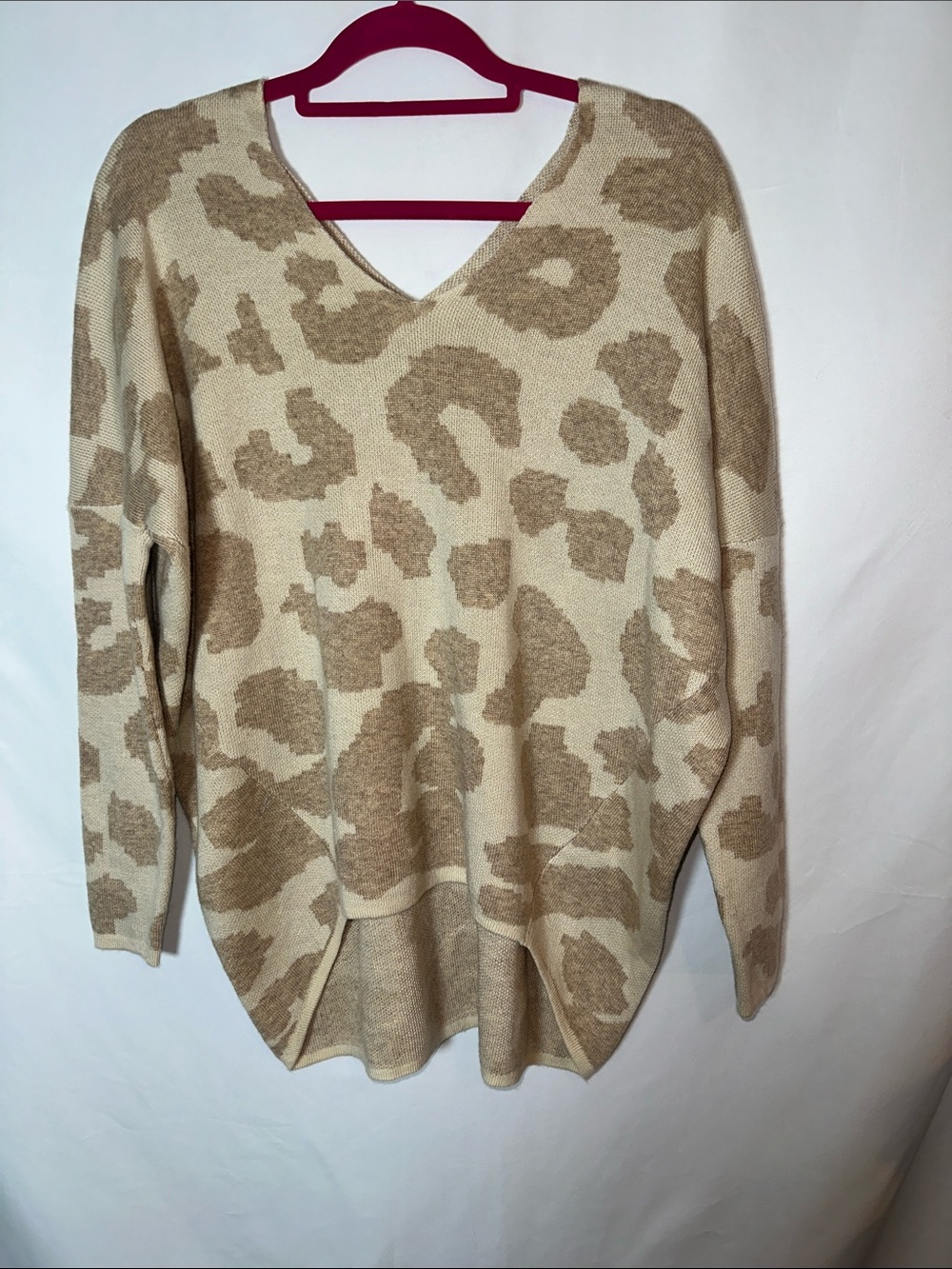 LA MIEL V-Neck Leopard Print Sweater in Beige and Tan